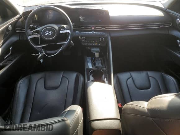 2024 Hyundai Elantra Preferred z VIN KMHLN4DG9RU735512, wystawiony jako Copart lot #61644745 z przebiegiem Nie podano mil oraz Szkoda całkowita • Salvage title. Historia ofert i sprzedaży dostępna na DreamBid. Obrazek 8.