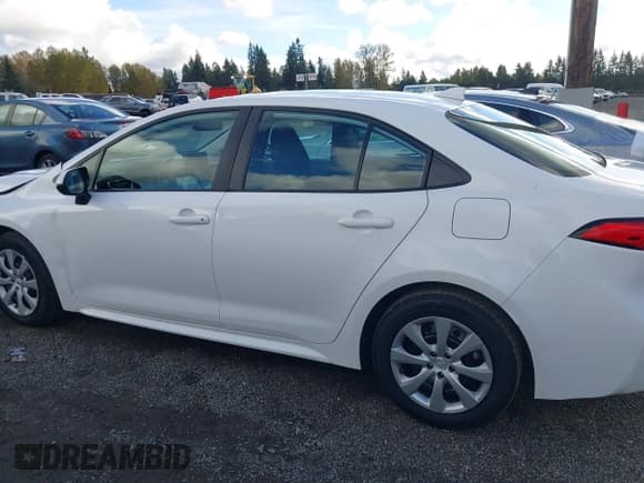 ✅ 2021 Toyota Corolla LE • VIN: 5YFEPMAE8MP259690 • Lot: 43554339. Wystawiony na IAAI z przebiegiem 59 889 mil. Bezpłatny archiwum sprzedaży aukcyjnych z USA i szczegółowy raport historii pojazdu na DreamBid. Zdjęcie 14.