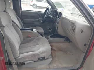 ✅ 2001 Chevrolet Blazer LT • VIN: 1GNCS13W112137572 • Lot: 42233556. Wystawiony na IAAI z przebiegiem 243 319 mil. Bezpłatny archiwum sprzedaży aukcyjnych z USA i szczegółowy raport historii pojazdu na DreamBid. Zdjęcie 5.