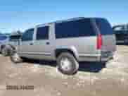 1999 Chevrolet Suburban z VIN 1GNFK16R7XJ571867, wystawiony jako Copart lot #90450425 z przebiegiem 294 487 mil mil oraz Szkoda całkowita • Salvage title. Historia ofert i sprzedaży dostępna na DreamBid. Obrazek 2.