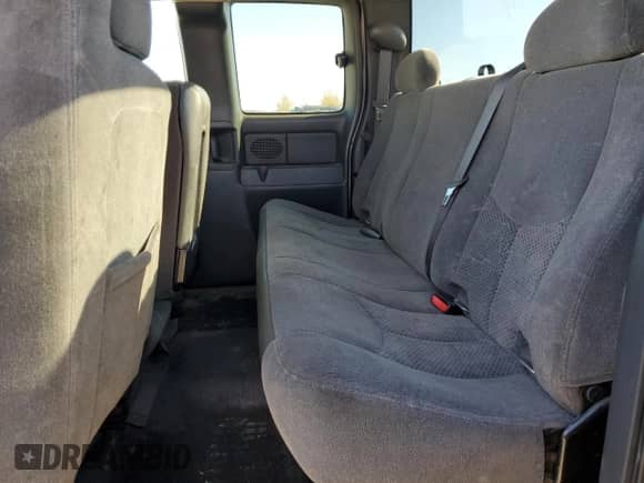 2006 Chevrolet Silverado 1500 LS z VIN 1GCEK19V06Z258785, wystawiony jako Copart lot #79352154 z przebiegiem 182 554 mil mil oraz Czysty tytuł • Clean title. Historia ofert i sprzedaży dostępna na DreamBid. Obrazek 10.