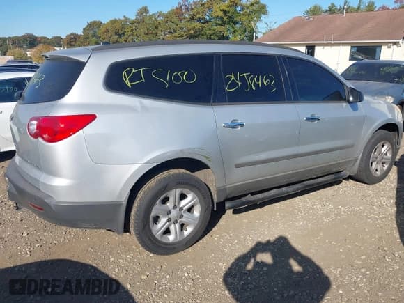 ✅ 2010 Chevrolet Traverse LS • VIN: 1GNLVEED7AJ227809 • Lot: 40650983. Wystawiony na IAAI z przebiegiem Nie podano. Bezpłatny archiwum sprzedaży aukcyjnych z USA i szczegółowy raport historii pojazdu na DreamBid. Zdjęcie 4.