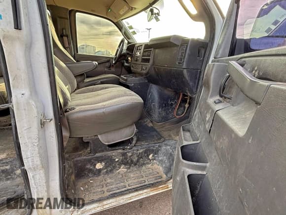 ✅ 2017 Chevrolet Express Passenger LT • VIN: 1GAZGMFG7H1180817 • Лот: 96588655. Опубликован ранее на Copart с пробегом 195 081 миль. Бесплатный доступ к архиву аукционных продаж из США и подробный отчёт об истории автомобиля на DreamBid. Изображение 5.