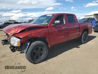 2006 Dodge Dakota SLT z VIN 1D7HW48N26S547590, wystawiony jako Copart lot #55104504 z przebiegiem Nie podano mil oraz Szkoda całkowita • Salvage title. Historia ofert i sprzedaży dostępna na DreamBid. Obrazek 1.