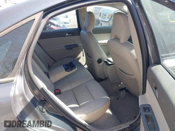 ✅ 2008 Volvo S40 2.4L • VIN: YV1MS382682405793 • Lot: 41822112. Wystawiony na IAAI z przebiegiem 142 918 mil. Bezpłatny archiwum sprzedaży aukcyjnych z USA i szczegółowy raport historii pojazdu na DreamBid. Zdjęcie 8.