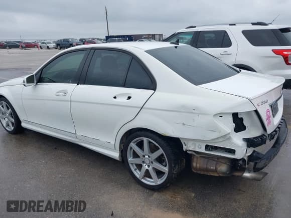 ✅ 2014 Mercedes-Benz C 250 Sport • VIN: WDDGF4HB0EA958816 • Lot: 42150390. Wystawiony na IAAI z przebiegiem 89 358 mil. Bezpłatny archiwum sprzedaży aukcyjnych z USA i szczegółowy raport historii pojazdu na DreamBid. Zdjęcie 18.