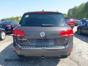 ✅ 2012 Volkswagen Touareg Sport • VIN: WVGEF9BPXCD011020 • Lot: 42000763. Wystawiony na IAAI z przebiegiem 143 470 mil. Bezpłatny archiwum sprzedaży aukcyjnych z USA i szczegółowy raport historii pojazdu na DreamBid. Zdjęcie 17.