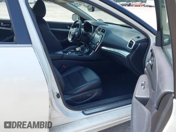 ✅ 2017 Nissan Maxima SL • VIN: 1N4AA6AP6HC432141 • Lot: 42441283. Wystawiony na IAAI z przebiegiem 93 730 mil. Bezpłatny archiwum sprzedaży aukcyjnych z USA i szczegółowy raport historii pojazdu na DreamBid. Zdjęcie 5.