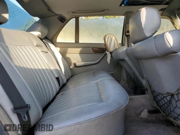 ✅ 1987 Mercedes-Benz 420 SEL • VIN: WDBCA35D4HA356737 • Lot: 81588725. Wystawiony na Copart z przebiegiem 93 934 mil. Bezpłatny archiwum sprzedaży aukcyjnych z USA i szczegółowy raport historii pojazdu na DreamBid. Zdjęcie 10.