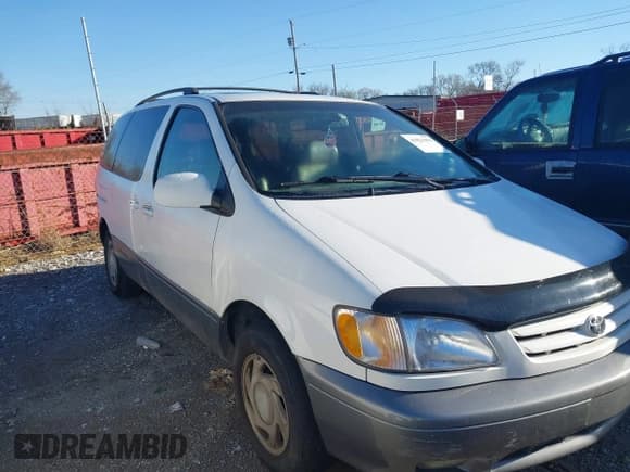 ✅ 2001 Toyota Sienna LE • VIN: 4T3ZF13C21U369974 • Lot: 41821093. Listed on IAAI with 208,354 mi. Free auction sales archive from the USA and detailed vehicle history report at DreamBid. Image 1.