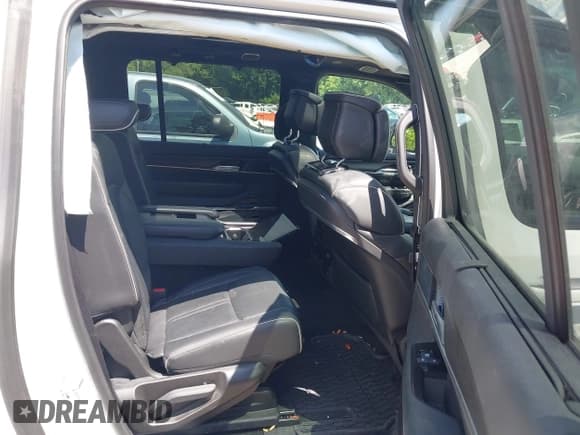 ✅ 2024 Jeep Grand Wagoneer Series II • VIN: 1C4SJSFP8RS186202 • Lot: 42666260. Listed on IAAI with 35,044 mi. Free auction sales archive from the USA and detailed vehicle history report at DreamBid. Image 8.