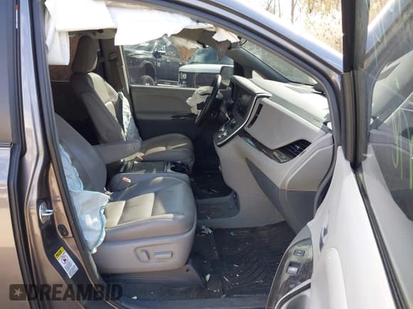✅ 2017 Toyota Sienna XLE Auto Access Seat • VIN: 5TDYZ3DC0HS816861 • Lot: 42040429. Listed on IAAI with 117,247 mi. Free auction sales archive from the USA and detailed vehicle history report at DreamBid. Image 5.