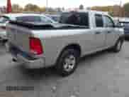 2017 Ram 1500 Express z VIN 1C6RR7FT3HS691054, wystawiony jako IAAI lot #43492242 z przebiegiem 109 532 mil mil oraz . Historia ofert i sprzedaży dostępna na DreamBid. Obrazek 4.