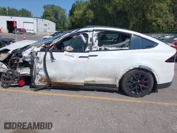 ✅ 2023 Tesla Model X Plaid • VIN: 7SAXCBE60PF428146 • Lot: 43214084. Wystawiony na IAAI z przebiegiem Nie podano. Bezpłatny archiwum sprzedaży aukcyjnych z USA i szczegółowy raport historii pojazdu na DreamBid. Zdjęcie 14.