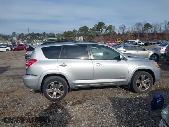 ✅ 2010 Toyota RAV4 Sport • VIN: JTMRF4DV6A5034841 • Лот: 43830218. Опубликован ранее на IAAI с пробегом 125 691 миль. Бесплатный доступ к архиву аукционных продаж из США и подробный отчёт об истории автомобиля на DreamBid. Изображение 13.