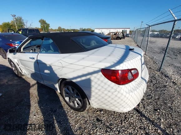 ✅ 2008 Chrysler Sebring Limited • VIN: 1C3LC65M88N609083 • Lot: 43541554. Wystawiony na IAAI z przebiegiem 107 190 mil. Bezpłatny archiwum sprzedaży aukcyjnych z USA i szczegółowy raport historii pojazdu na DreamBid. Zdjęcie 3.