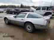 1985 Chevrolet Corvette z VIN 1G1YY0789F5106636, wystawiony jako Copart lot #86161924 z przebiegiem 105 024 mil mil oraz Szkoda całkowita • Salvage title. Historia ofert i sprzedaży dostępna na DreamBid. Obrazek 2.