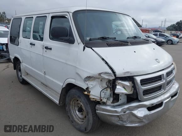 ✅ 1998 Dodge Cargo • VIN: 2B6HB11YXWK129334 • Lot: 43300132. Wystawiony na IAAI z przebiegiem 120 623 mil. Bezpłatny archiwum sprzedaży aukcyjnych z USA i szczegółowy raport historii pojazdu na DreamBid. Zdjęcie 1.