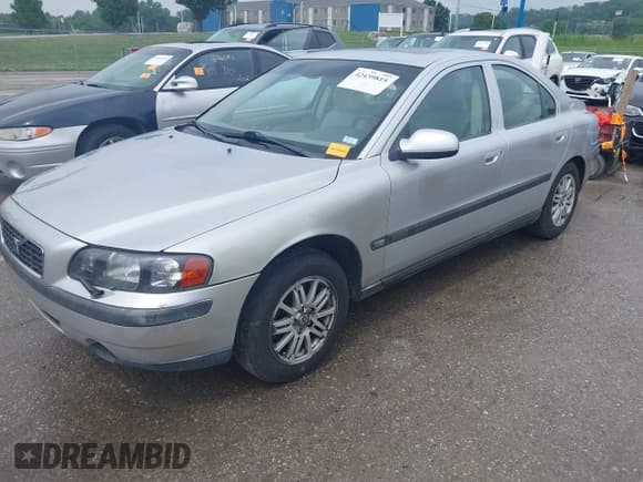 ✅ 2003 Volvo S60 2.4L • VIN: YV1RS61T532254240 • Lot: 42439815. Wystawiony na IAAI z przebiegiem 168 807 mil. Bezpłatny archiwum sprzedaży aukcyjnych z USA i szczegółowy raport historii pojazdu na DreamBid. Zdjęcie 2.