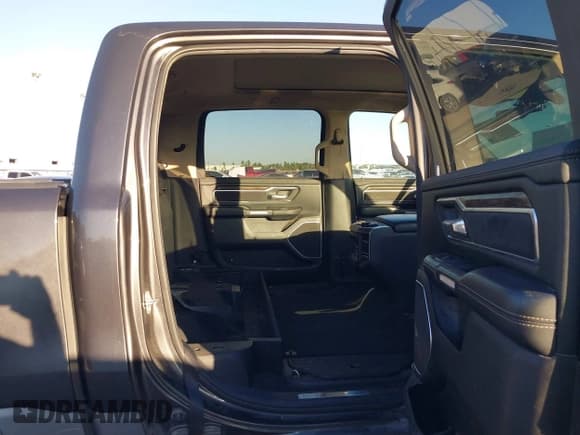 ✅ 2019 Ram 1500 Laramie • VIN: 1C6SRFJT1KN673256 • Lot: 43656191. Wystawiony na IAAI z przebiegiem 170 993 mil. Bezpłatny archiwum sprzedaży aukcyjnych z USA i szczegółowy raport historii pojazdu na DreamBid. Zdjęcie 8.