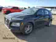 2019 Hyundai Kona SE z VIN KM8K12AA7KU272822, wystawiony jako Copart lot #44000563 z przebiegiem 45 853 mil mil oraz . Historia ofert i sprzedaży dostępna na DreamBid. Obrazek 1.