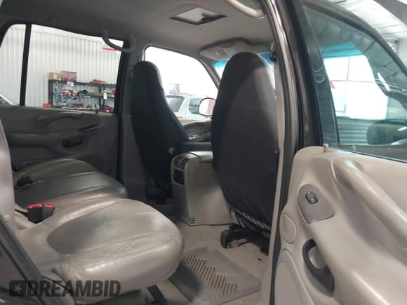 ✅ 1998 Ford Expedition XLT • VIN: 1FMPU18L6WLA83346 • Lot: 42630494. Wystawiony na IAAI z przebiegiem 205 936 mil. Bezpłatny archiwum sprzedaży aukcyjnych z USA i szczegółowy raport historii pojazdu na DreamBid. Zdjęcie 8.