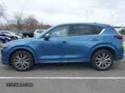 ✅ 2024 Mazda CX-5 Signature • VIN: JM3KFBXY2R0353455 • Lot: 41965921. Wystawiony na IAAI z przebiegiem 13 315 mil. Bezpłatny archiwum sprzedaży aukcyjnych z USA i szczegółowy raport historii pojazdu na DreamBid. Zdjęcie 14.