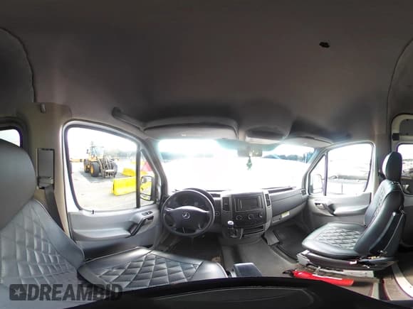 ✅ 2015 Mercedes-Benz Sprinter • VIN: WDZPE8DC7F5978980 • Lot: 43098731. Wystawiony na IAAI z przebiegiem 240 532 mil. Bezpłatny archiwum sprzedaży aukcyjnych z USA i szczegółowy raport historii pojazdu na DreamBid. Zdjęcie 19.