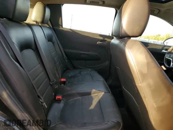 2013 Chevrolet Sonic RS z VIN 1G1JH6SB2D4222528, wystawiony jako Copart lot #90513285 z przebiegiem 195 453 mil mil oraz Czysty tytuł • Clean title. Historia ofert i sprzedaży dostępna na DreamBid. Obrazek 10.