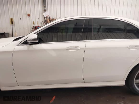 ✅ 2017 Mercedes-Benz E 300 Luxury • VIN: WDDZF4KB6HA016663 • Лот: 42884290. Опубликован ранее на IAAI с пробегом 137 592 миль. Бесплатный доступ к архиву аукционных продаж из США и подробный отчёт об истории автомобиля на DreamBid. Изображение 14.