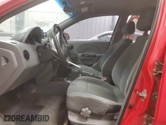 2004 Chevrolet Aveo LS z VIN KL1TJ52614B258568, wystawiony jako Copart lot #84412874 z przebiegiem 150 051 mil mil oraz Czysty tytuł • Clean title. Historia ofert i sprzedaży dostępna na DreamBid. Obrazek 7.