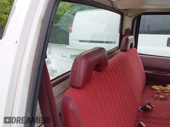 ✅ 1994 GMC Sierra 1500 • VIN: 1GTEC14ZXRZ521487 • Lot: 42499392. Wystawiony na IAAI z przebiegiem 249 618 mil. Bezpłatny archiwum sprzedaży aukcyjnych z USA i szczegółowy raport historii pojazdu na DreamBid. Zdjęcie 8.