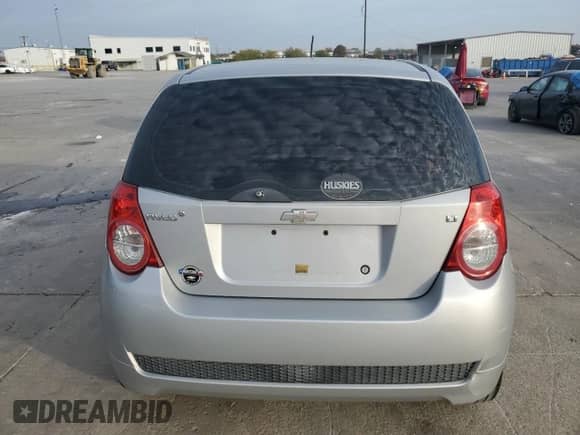 2009 Chevrolet Aveo 1LT z VIN KL1TD66E59B672121, wystawiony jako Copart lot #82662134 z przebiegiem 111 612 mil mil oraz Czysty tytuł • Clean title. Historia ofert i sprzedaży dostępna na DreamBid. Obrazek 6.