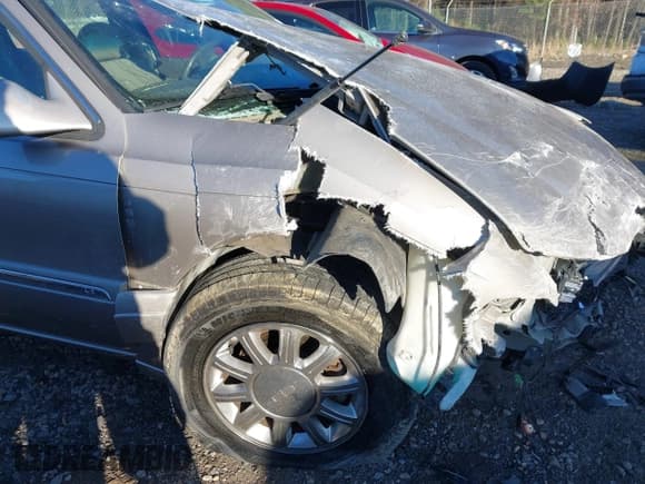 ✅ 2002 Lincoln Continental • VIN: 1LNHM97V12Y699605 • Lot: 41235748. Listed on IAAI with Not provided. Free auction sales archive from the USA and detailed vehicle history report at DreamBid. Image 6.