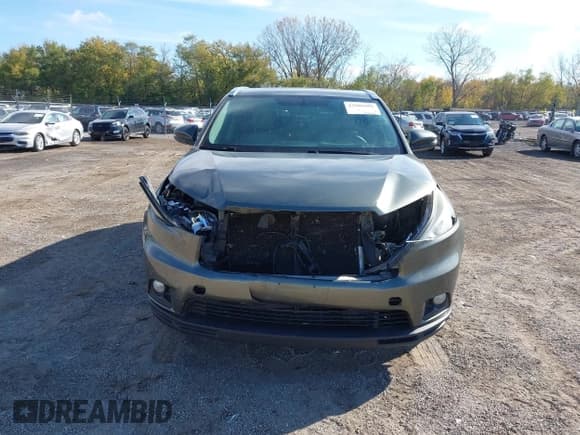 ✅ 2014 Toyota Highlander XLE • VIN: 5TDJKRFH4ES022684 • Lot: 43505696. Listed on IAAI with 229,555 mi. Free auction sales archive from the USA and detailed vehicle history report at DreamBid. Image 13.