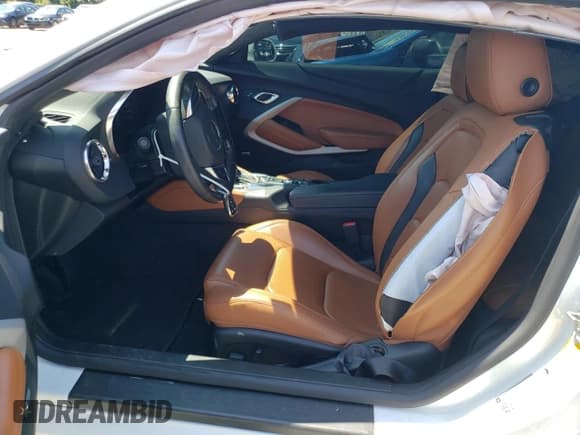 ✅ 2020 Chevrolet Camaro 2LT • VIN: 1G1FD1RS9L0103830 • Lot: 61882233. Wystawiony na Copart z przebiegiem 27 892 mil. Bezpłatny archiwum sprzedaży aukcyjnych z USA i szczegółowy raport historii pojazdu na DreamBid. Zdjęcie 7.