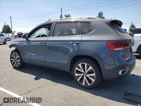 ✅ 2022 Volkswagen Taos SE • VIN: 3VVLX7B26NM081155 • Lot: 71908015. Wystawiony na Copart z przebiegiem 69 831 mil. Bezpłatny archiwum sprzedaży aukcyjnych z USA i szczegółowy raport historii pojazdu na DreamBid. Zdjęcie 2.