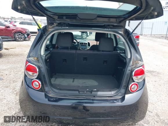 2015 Chevrolet Sonic LT z VIN 1G1JC6SB0F4157826, wystawiony jako IAAI lot #42503574 z przebiegiem 101 437 mil mil oraz . Historia ofert i sprzedaży dostępna na DreamBid. Obrazek 17.