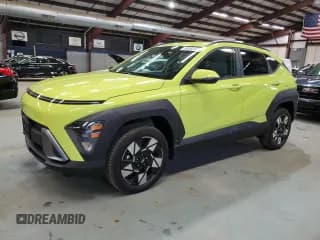 ✅ 2025 Hyundai Kona SEL • VIN: KM8HBCAB0SU225475 • Лот: 85532365. Опубликован ранее на Copart с пробегом 220 миль. Бесплатный доступ к архиву аукционных продаж из США и подробный отчёт об истории автомобиля на DreamBid. Изображение 1.