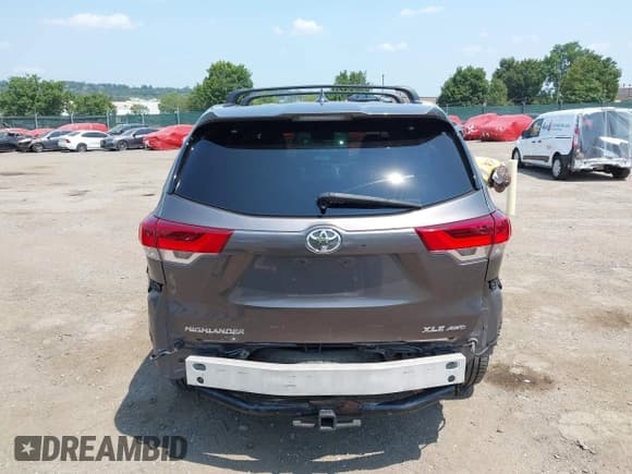 ✅ 2017 Toyota Highlander XLE • VIN: 5TDJZRFH9HS509332 • Lot: 42845718. Wystawiony na IAAI z przebiegiem 113 462 mil. Bezpłatny archiwum sprzedaży aukcyjnych z USA i szczegółowy raport historii pojazdu na DreamBid. Zdjęcie 17.