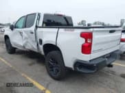 ✅ 2023 Chevrolet Silverado 1500 Custom Trail Boss • VIN: 3GCPDCEK7PG279547 • Lot: 41872652. Wystawiony na IAAI z przebiegiem 17 677 mil. Bezpłatny archiwum sprzedaży aukcyjnych z USA i szczegółowy raport historii pojazdu na DreamBid. Zdjęcie 3.