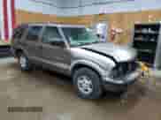 1998 Chevrolet Blazer LT z VIN 1GNDT13W5W2275852, wystawiony jako Copart lot #77938284 z przebiegiem 181 678 mil mil oraz Czysty tytuł • Clean title. Historia ofert i sprzedaży dostępna na DreamBid. Obrazek 4.