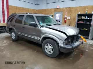 1998 Chevrolet Blazer LT z VIN 1GNDT13W5W2275852, wystawiony jako Copart lot #77938284 z przebiegiem 181 678 mil mil oraz Czysty tytuł • Clean title. Historia ofert i sprzedaży dostępna na DreamBid. Obrazek 4.