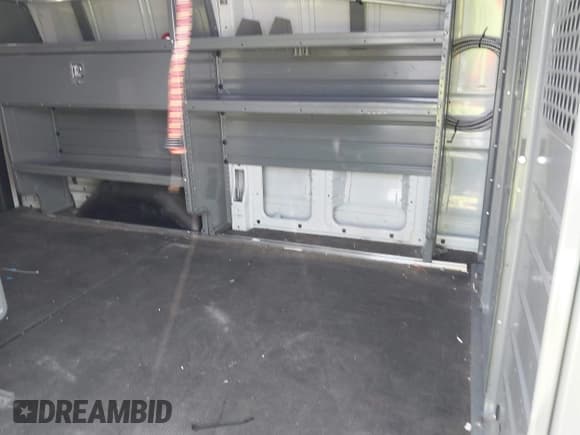 ✅ 2018 Ford Transit • VIN: 1FTYE1YM2JKA52866 • Lot: 42904132. Wystawiony na IAAI z przebiegiem 205 341 mil. Bezpłatny archiwum sprzedaży aukcyjnych z USA i szczegółowy raport historii pojazdu na DreamBid. Zdjęcie 8.