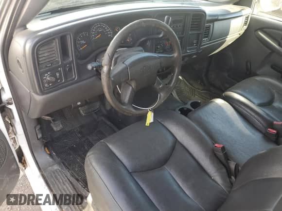 2004 Chevrolet Silverado 1500 LS z VIN 1GCEC14TX4E211982, wystawiony jako Copart lot #65004125 z przebiegiem 131 121 mil mil oraz Szkoda całkowita • Salvage title. Historia ofert i sprzedaży dostępna na DreamBid. Obrazek 8.