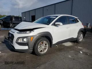 ✅ 2021 Hyundai Kona SE • VIN: KM8K12AA0MU626702 • Лот: 84962365. Опубликован ранее на Copart с пробегом 51 572 миль. Бесплатный доступ к архиву аукционных продаж из США и подробный отчёт об истории автомобиля на DreamBid. Изображение 1.