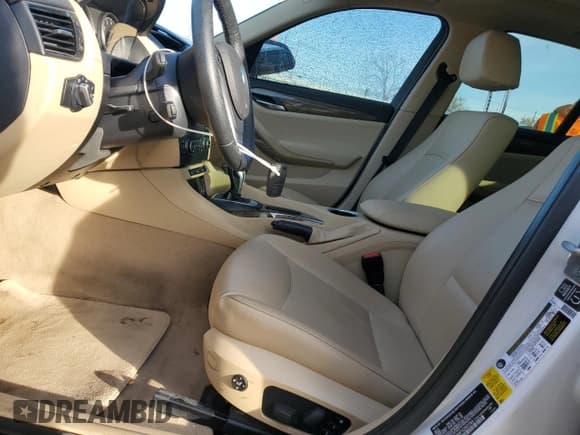 ✅ 2015 BMW X1 sDrive28i • VIN: WBAVM1C56FVZ93794 • Lot: 92453405. Wystawiony na Copart z przebiegiem 80 230 mil. Bezpłatny archiwum sprzedaży aukcyjnych z USA i szczegółowy raport historii pojazdu na DreamBid. Zdjęcie 7.