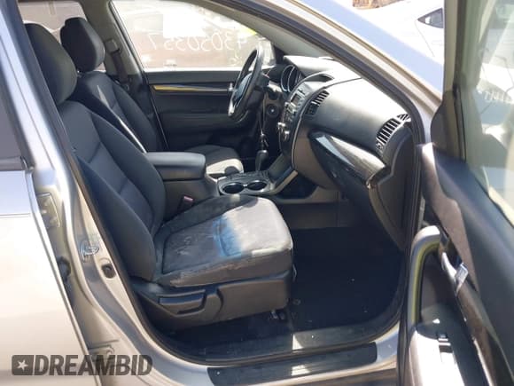 ✅ 2011 Kia Sorento LX • VIN: 5XYKTDA1XBG100957 • Lot: 43050357. Wystawiony na IAAI z przebiegiem 198 512 mil. Bezpłatny archiwum sprzedaży aukcyjnych z USA i szczegółowy raport historii pojazdu na DreamBid. Zdjęcie 5.