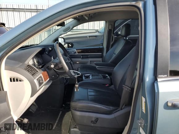 ✅ 2010 Chrysler Town & Country Touring Plus • VIN: 2A4RR8D15AR377021 • Lot: 92682835. Wystawiony na Copart z przebiegiem 151 032 mil. Bezpłatny archiwum sprzedaży aukcyjnych z USA i szczegółowy raport historii pojazdu na DreamBid. Zdjęcie 7.