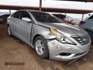 2013 Hyundai Sonata GLS z VIN 5NPEB4AC9DH731647, wystawiony jako IAAI lot #43401285 z przebiegiem 119 476 mil mil oraz . Historia ofert i sprzedaży dostępna na DreamBid. Obrazek 1.